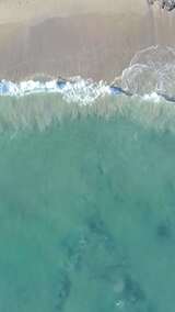 竖屏-海浪冲刷海滩高清在线视频素材下载