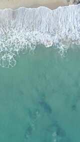 竖屏-海浪冲刷海滩高清在线视频素材下载