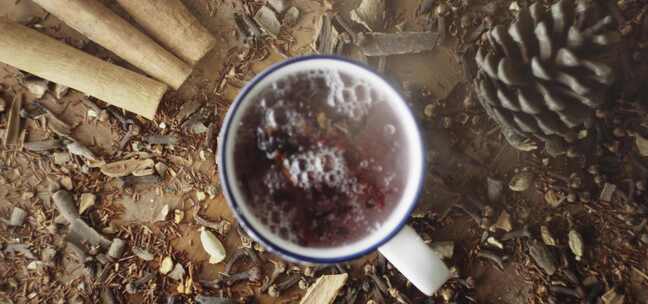 将热水倒入一杯切成块的干香料中