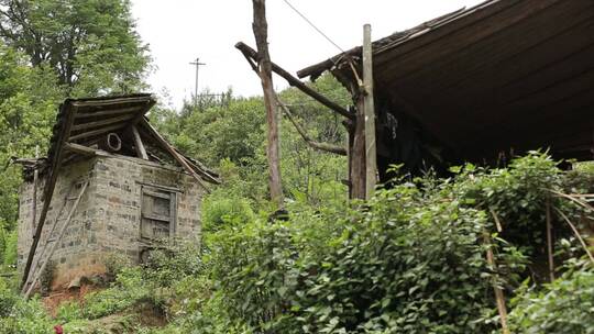 山区贫穷农村破旧老屋房子