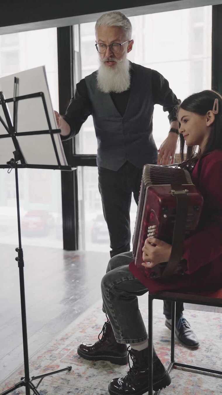 一个拉手风琴的女孩