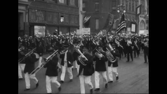 第一次世界大战中美国街道上的游行者