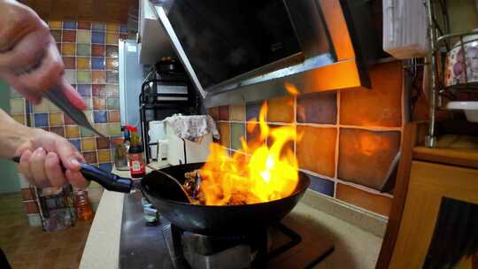 家庭厨房姜母鸭炒菜颠勺火焰慢镜头