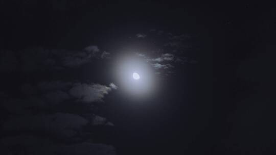 天空中的月亮