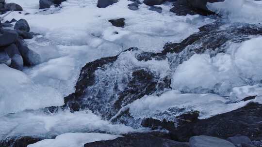 寒冷冰雪流水溪流特写镜头