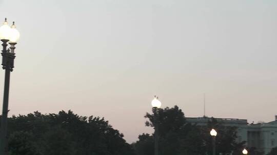 黄昏时分镜头从路灯平移到华盛顿特区国会大厦
