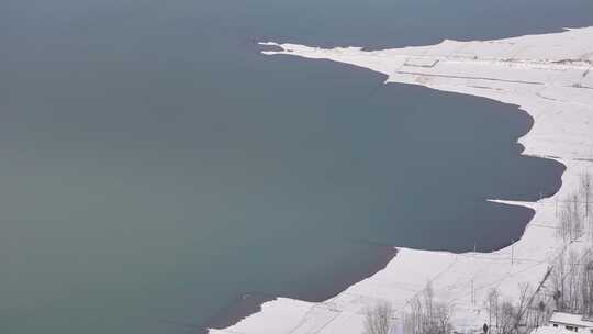 航拍冬天大雪湖中的岛屿岸边湖水海水宣传片