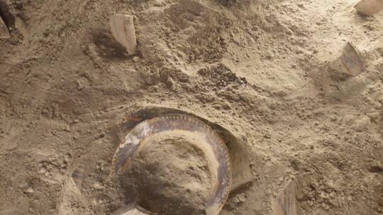 【镜头合集】考古挖掘地下埋藏古董陶罐子