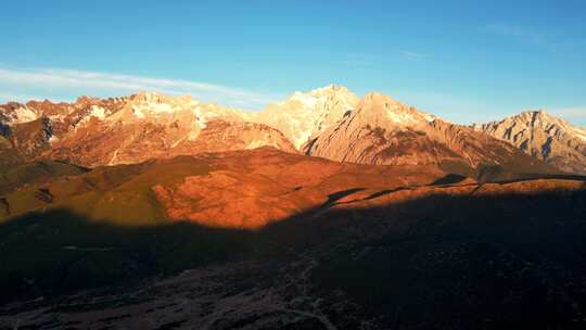 玉龙雪山日照金山