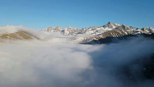 白雪皑皑和烟雾弥漫的山脉