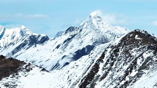 从夹金山航拍四姑娘山幺妹峰雪山美景