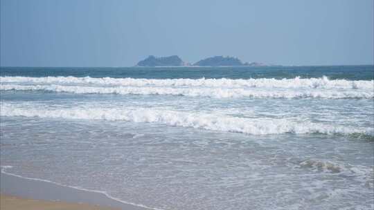 【4K】海浪和海平面上远处的小岛