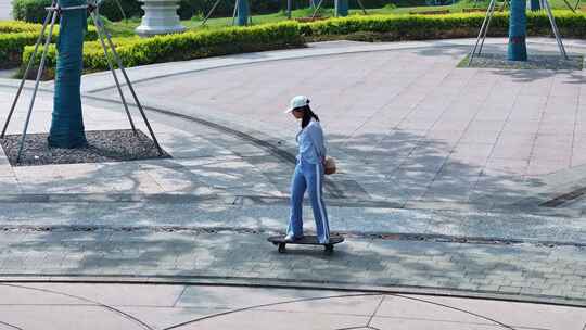 一名年轻美少女在公园广场独自一人练习滑板视频素材模板下载