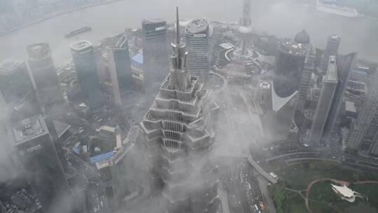 云朵从上海的一座摩天大楼旁掠过
