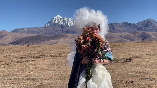 高原枯黄草原雪山拍美女写真婚纱近景