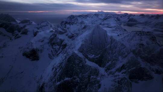 夜幕降临后，鸟瞰挪威山脉的冰冷壮丽