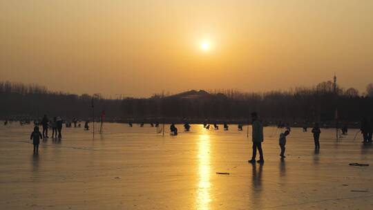 夕阳下冰面滑冰的游客人群视频素材模板下载