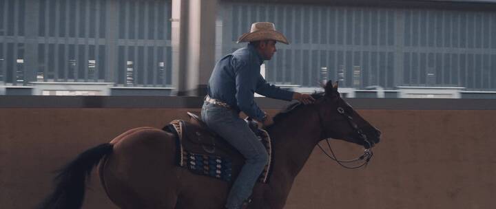 西部牛仔男人骑马视频