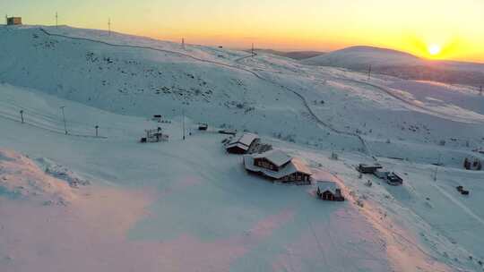 滑雪坡下积雪覆盖的建筑物