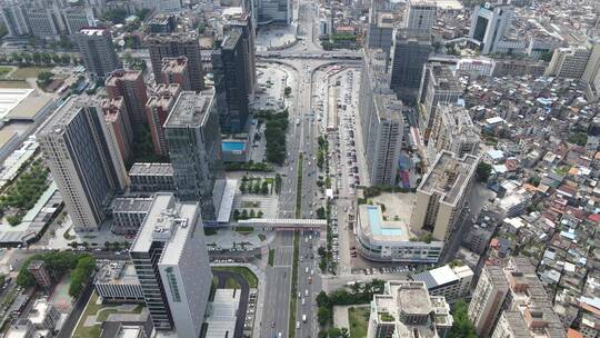 城市道路两旁高楼航拍