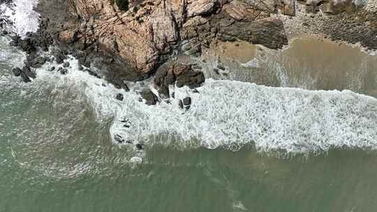 俯拍海岸海浪拍打礁石海水冲击礁石浪花岩石