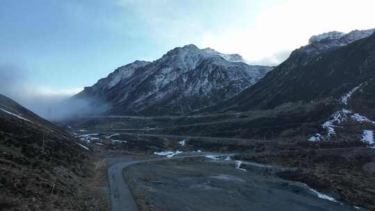 航拍高原山谷中的盘山公路