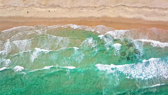 航拍海边沙滩海浪