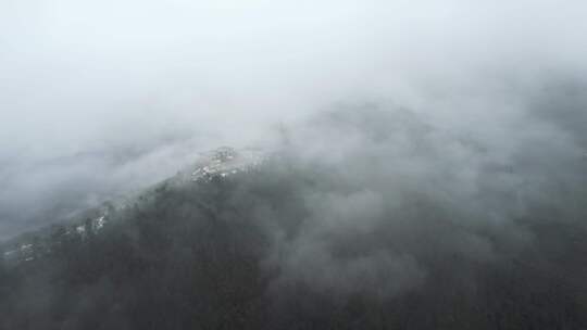 云雾中的山村风景航拍