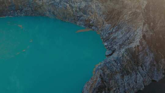 航拍印尼克里穆图火山湖