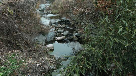 峡谷小水渠拍摄视频