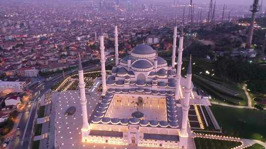 伊斯坦布尔坎利卡清真寺和博斯普鲁斯海峡的无人机视图。欧罗巴最大的清真寺11