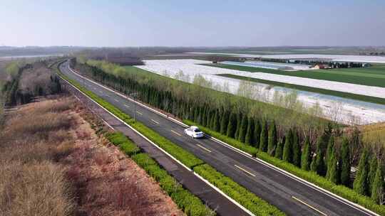 旅行车在乡间小路上行驶