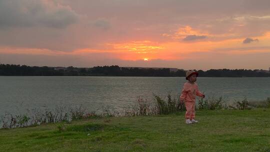 湖边日落与小孩子视频素材模板下载