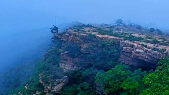 户外登山/雾中的大山