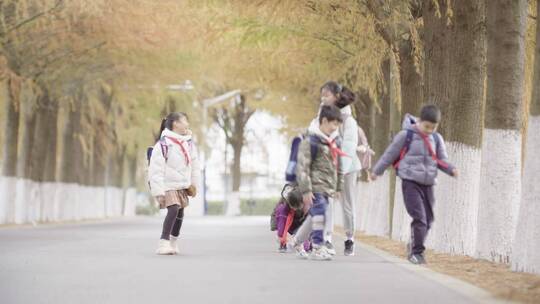 留守儿童等父母回家打工回家乡农民工子女