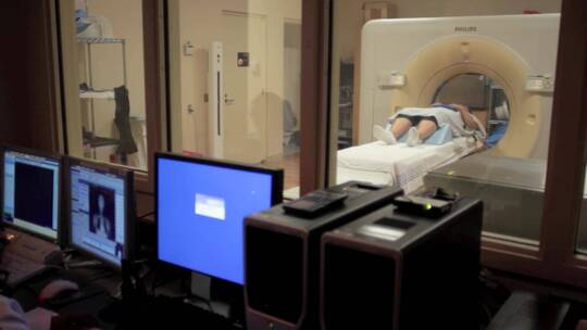 一名患者接受癌症诊断的放射成像治疗