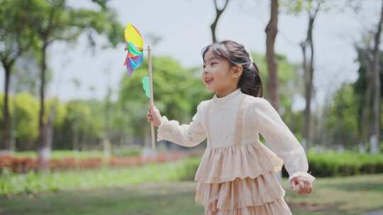 一家三口草地海边开心露营幸福生活