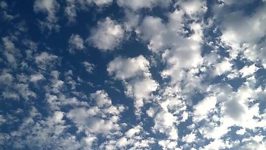 天空中形成的高积云视频素材模板下载