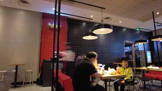 快餐餐厅顾客享用食物视频素材模板下载
