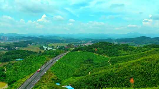 绿水青山中的高速路