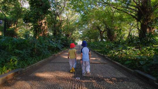 小孩子走在公园小路上