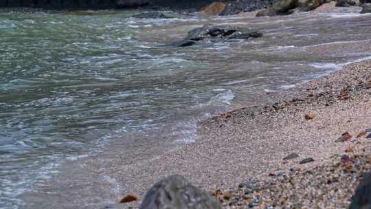 海浪海水冲刷拍打海滩礁石