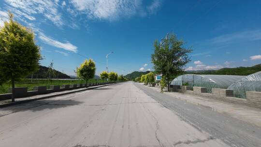 开车视角行驶在公路上  沿途风景