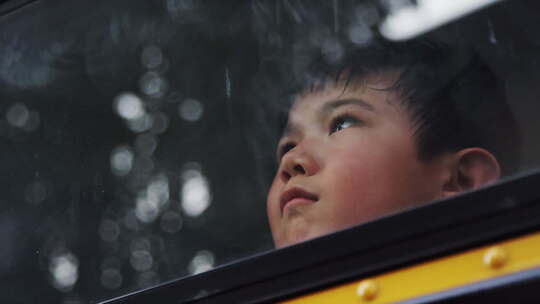 校车上的孩子——校车上微笑的亚洲孩子