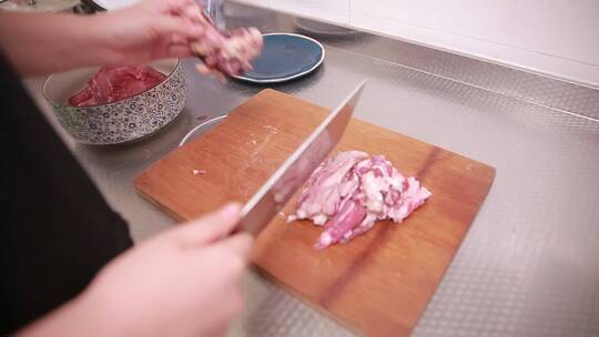 案板菜刀切牛肉 (4)视频素材模板下载