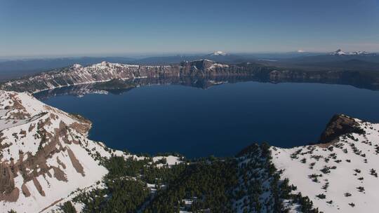 航拍火山湖景观