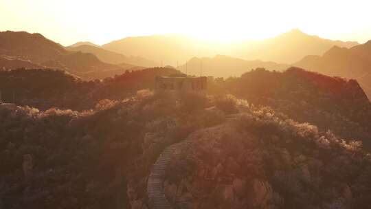 航拍夕阳下的北京龙泉峪长城