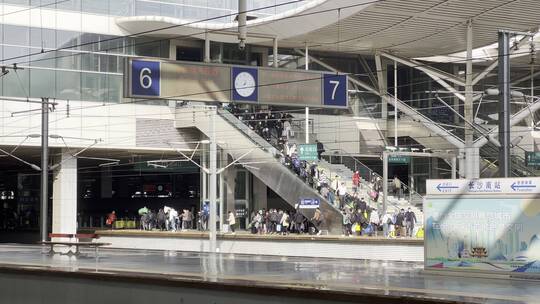 长沙南站高铁站站台旅客等火车