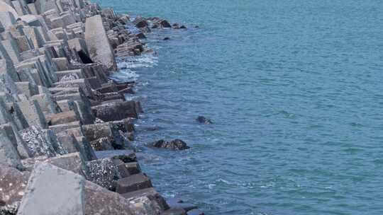 海浪拍打海边防护堤坝