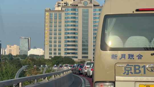 驾车行驶在北京的环路高架桥上